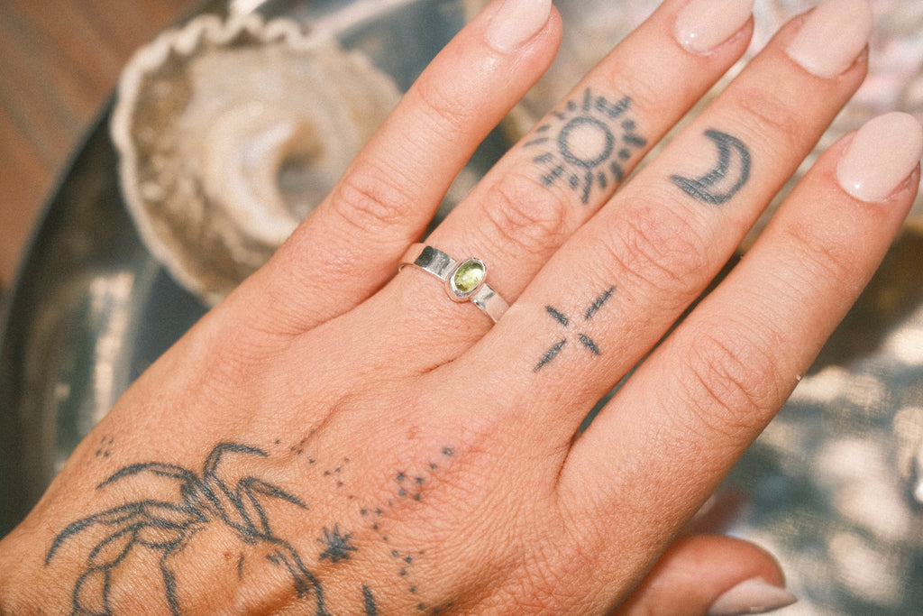 Simple Vertical Peridot Ring (Size 7)